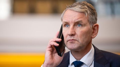 Björn Höcke hält sich ein riesiges Handy ans Ohr