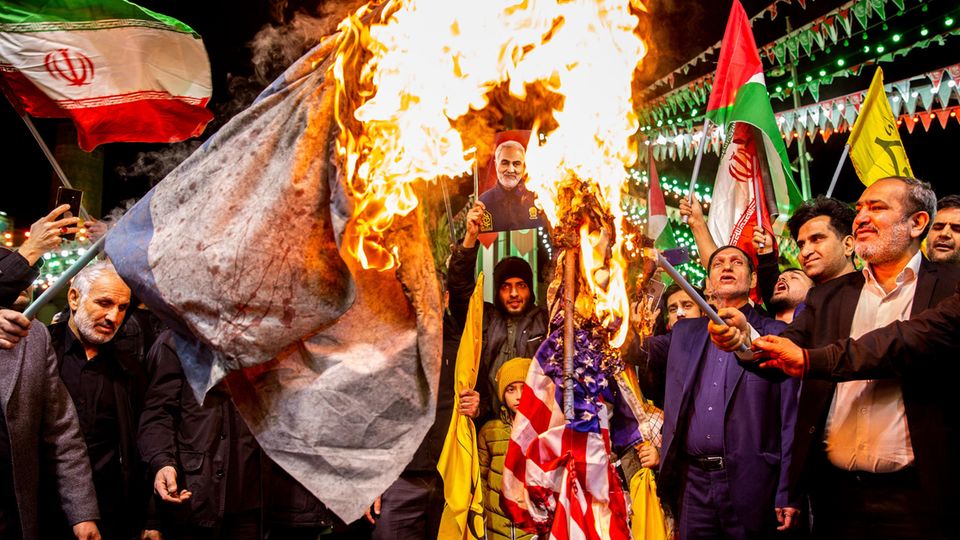 Nach dem Angriff auf das Konsulat des Iran in Damaskus verbrennen Demonstranten in Teheran Fahnen Israels und der USA