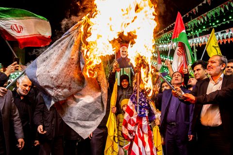 Nach dem Angriff auf das Konsulat des Iran in Damaskus verbrennen Demonstranten in Teheran Fahnen Israels und der USA