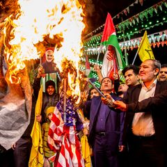 Nach dem Angriff auf das Konsulat des Iran in Damaskus verbrennen Demonstranten in Teheran Fahnen Israels und der USA