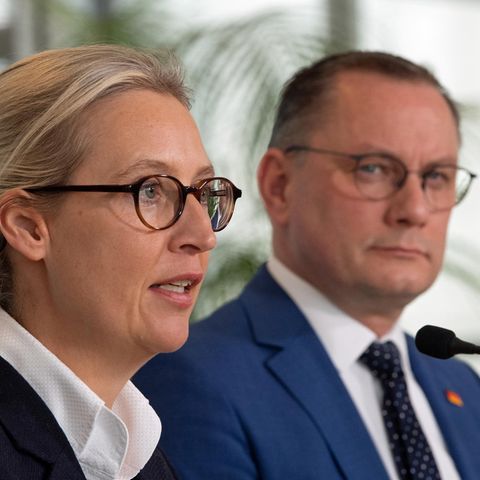 Alice Weidel und Tino Chrupalla, Parteivorsitzende der AfD, vor einer Sitzung der Bundestagsfraktion