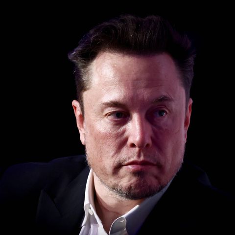 Elon Musk vor schwarzem Hintergrund