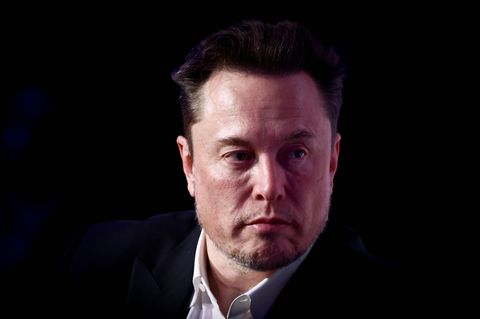 Elon Musk vor schwarzem Hintergrund