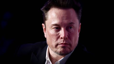 Elon Musk vor schwarzem Hintergrund