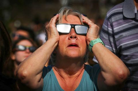 Sonnenfinsternis: Eine Frau mit Spezialbrille