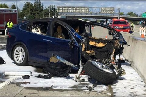 Der zerstörte Tesla nach dem Unfall