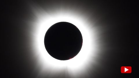 Texas, USA: Der Mond schiebt sich vor die Sonne auf dem Höhepunkt der totalen Sonnenfinsternis in Midlothian