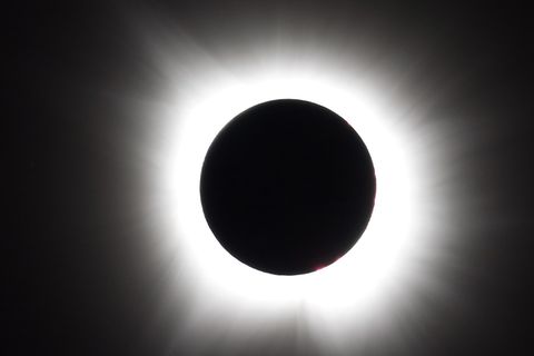 Texas, USA: Der Mond schiebt sich vor die Sonne auf dem Höhepunkt der totalen Sonnenfinsternis in Midlothian