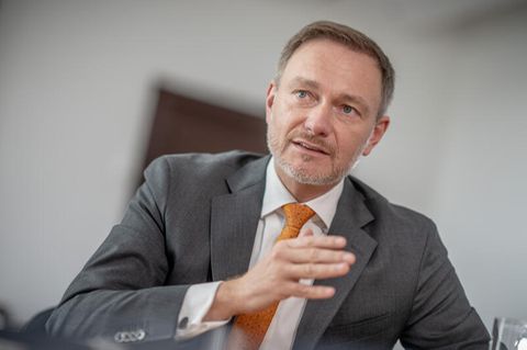 Christian Lindner gestikuliert. Der FDP-Chef wird wegen seiner Ideen zu Überstunden kritisiert