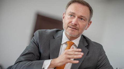 Christian Lindner gestikuliert. Der FDP-Chef wird wegen seiner Ideen zu Überstunden kritisiert
