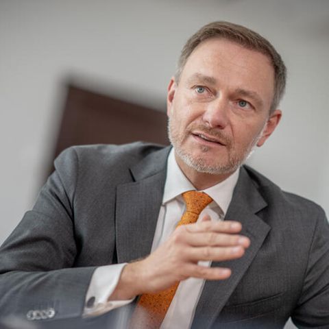 Christian Lindner gestikuliert. Der FDP-Chef wird wegen seiner Ideen zu Überstunden kritisiert