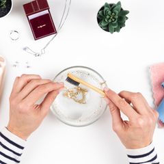 Goldschmuck reinigen