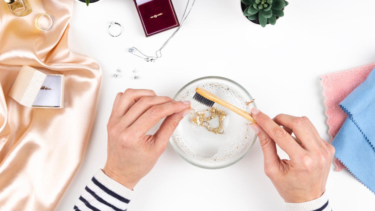 Strahlender Glanz: Staub, Schmutz, Schweiß: So befreien Sie Goldschmuck von Ablagerungen