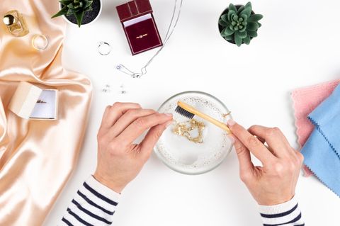 Goldschmuck reinigen