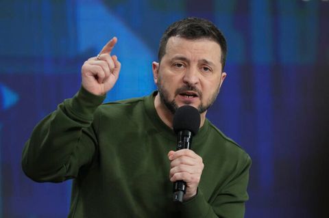 Wolodymyr Selenskyj hält eine Rede