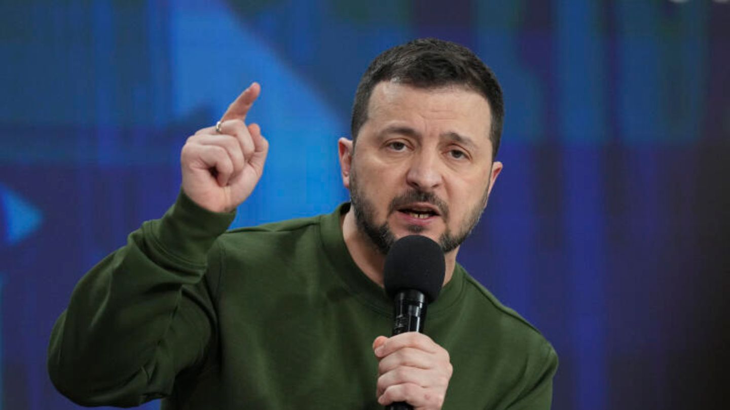 Wolodymyr Selenskyj hält eine Rede