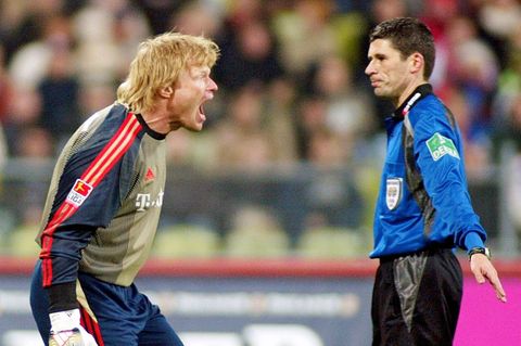Bayern-Torhüter Oliver Kahn schreit Schiedsrichter Markus Merk an – ein Bild von 2003