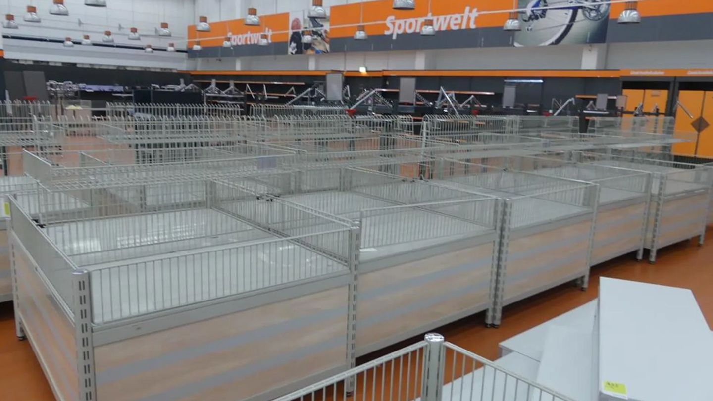 Alles muss raus, auch diese Wühltische, damit der einstige Real besenrein an Kaufland übergeben werden kann.