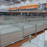 Alles muss raus, auch diese Wühltische, damit der einstige Real besenrein an Kaufland übergeben werden kann.