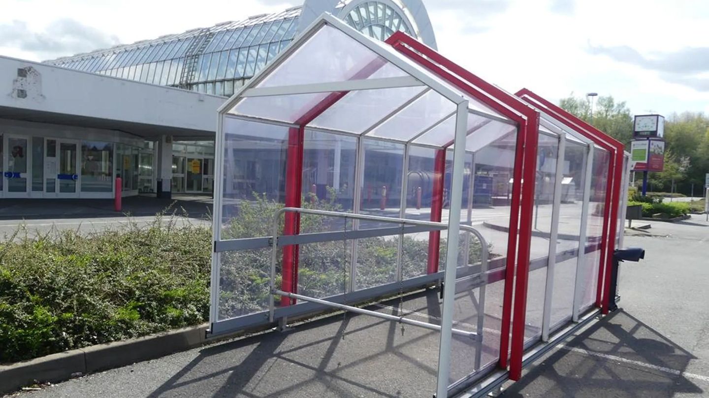 Online-Auktion: Mit 16.000 Quadratmeter Verkaufsfläche gehörte die Filiale in Heidenau zu den besonders großen Real-Märkten. Jetzt werden sogar die Wagenhäuschen vom Parkplatz versteigert. Mit 16.000 Quadratmeter Verkaufsfläche gehörte die Filiale in Heidenau zu den besonders großen Real-Märkten. Jetzt werden sogar die Wagenhäuschen vom Parkplatz versteigert.
