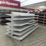 Wer Regale gebrauchen kann, wird bei der Online-Auktion der Verwertungsfirma Restlos definitiv fündig.