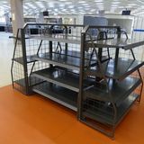 Regale gibt es ohne Ende.