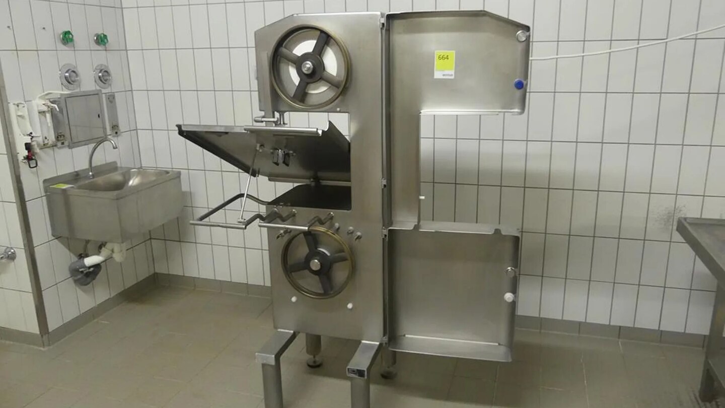 ...und eine Knochenbandsäge.