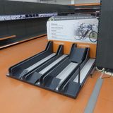 In diesem Ständer wurden mal Fahrräder präsentiert.