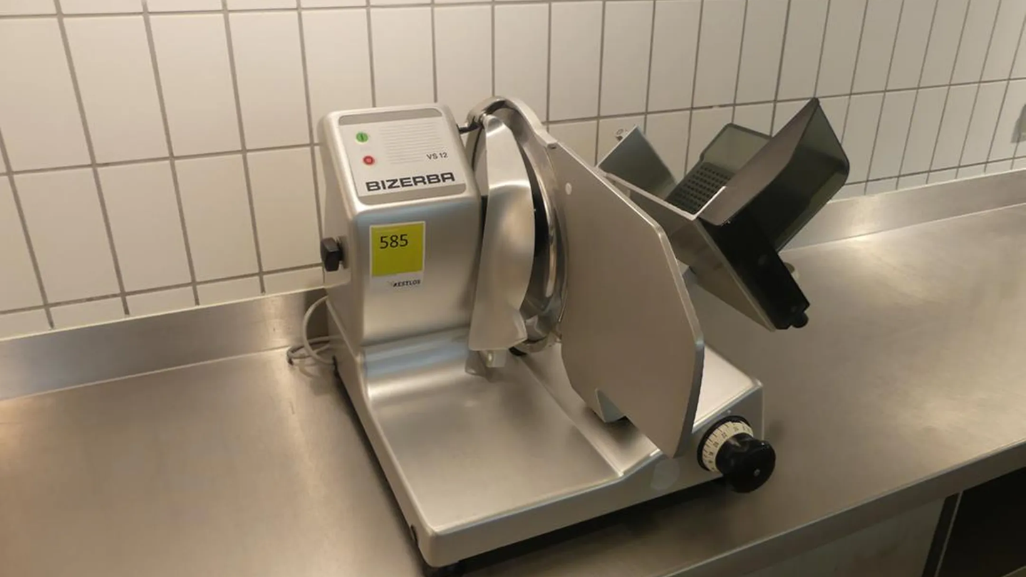 Die Metzgerei-Abteilung hat eine Aufschnittmaschine abzugeben...