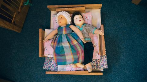 Zwei Puppen in einem Puppenbett
