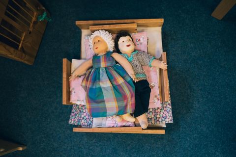 Zwei Puppen in einem Puppenbett