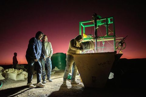 Handwerkliche Diamantenschürfer sortieren Kies mit einer Setzmaschine an einer illegalen Schürfstelle