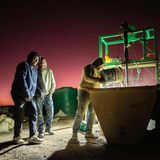 Handwerkliche Diamantenschürfer sortieren Kies mit einer Setzmaschine an einer illegalen Schürfstelle