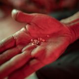 kleine Rohdiamanten auf einer Handfläche