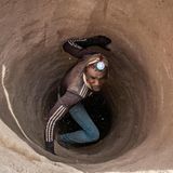 Mishek Mugwire, 38, ein ehemaliger Bäcker aus Pretoria, klettert in einer illegalen Diamantenmine