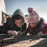 Handwerkliche Diamantenschürfer sortieren Kies mit einer Setzmaschine