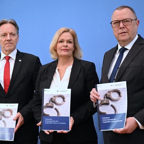 Nancy Faeser, Michael Stübgen und Holger Münch mit der Kriminalstatistik
