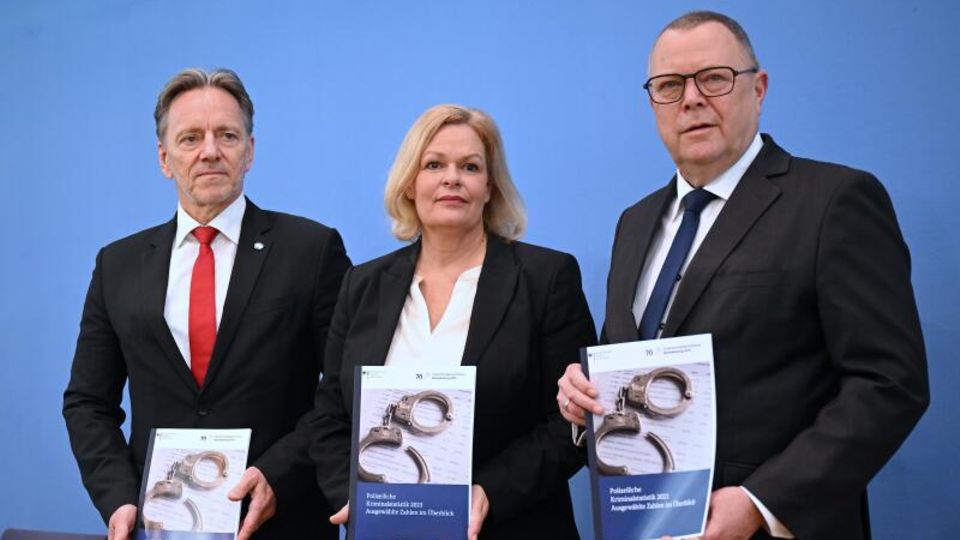 Nancy Faeser, Michael Stübgen en Holger Münch met de Kriminalstatistiek