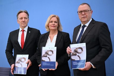 Nancy Faeser, Michael Stübgen und Holger Münch mit der Kriminalstatistik
