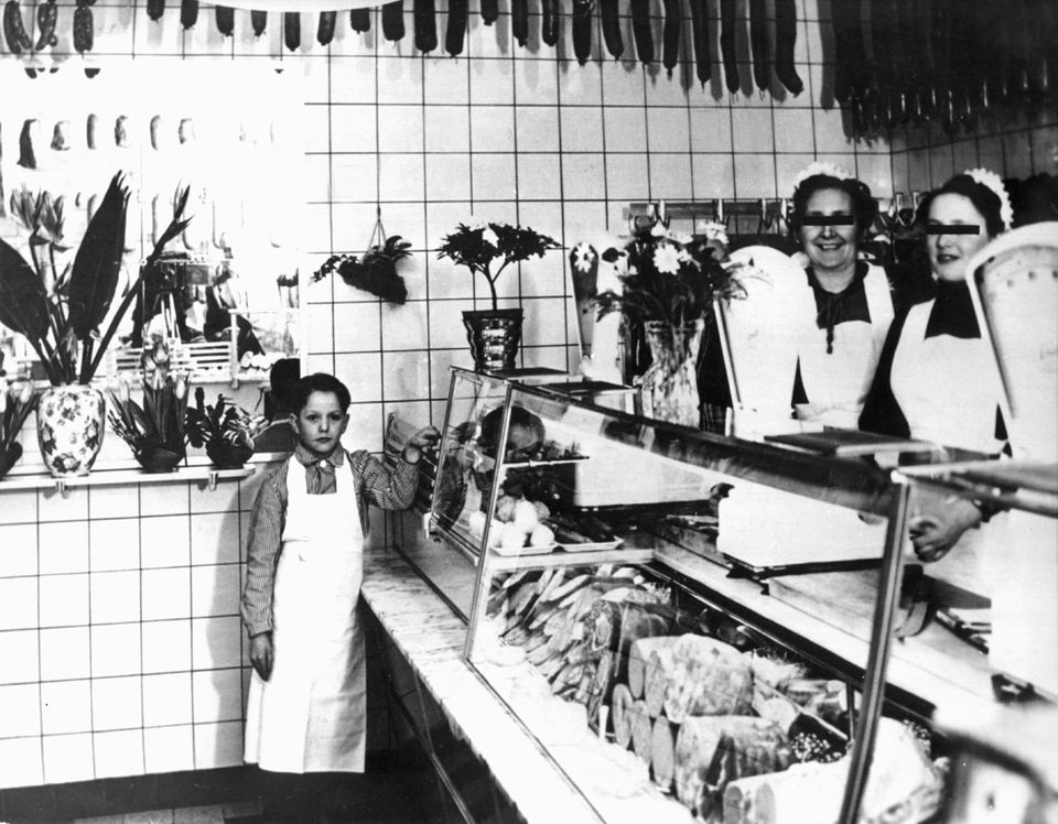 Jürgen Bartsch als Kind in der Metzgerei seiner Pflegeeltern