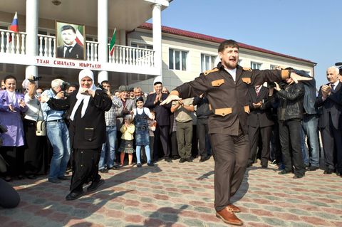Tschetscheniens Machthaber Ramzan Kadyrow beim Tanzen