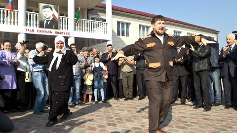 Tschetscheniens Machthaber Ramzan Kadyrow beim Tanzen