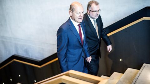 Bundeskanzler Olaf Scholz (SPD) geht neben Siegfried Russwurm, BDI-Präsident