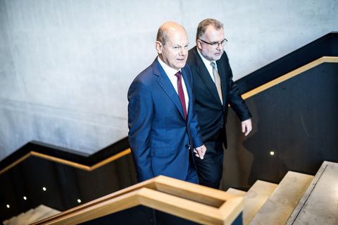 Bundeskanzler Olaf Scholz (SPD) geht neben Siegfried Russwurm, BDI-Präsident