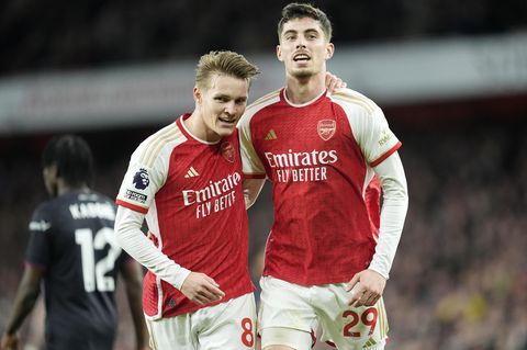 Arsenals Martin Odegaard (l.) jubelt nach seinem Führungstreffer mit seinem Teamkollegen Kai Havertz