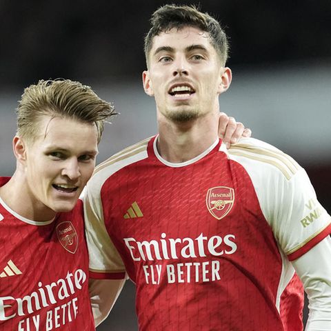 Arsenals Martin Odegaard (l.) jubelt nach seinem Führungstreffer mit seinem Teamkollegen Kai Havertz