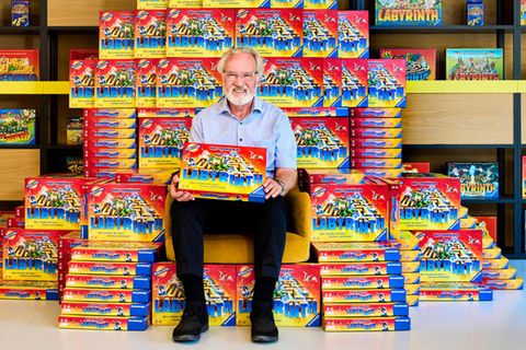 Spieleautor Max Kobbert mit seinem Welterfolg "Das verrückte Labyrinth"