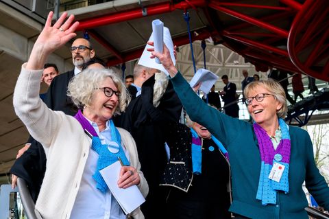 Die Klima-Seniorinnen feiern ihren Sieg am Europäischen Gerichtshof für Menschenrechte