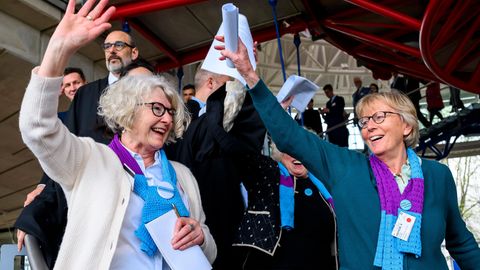 Die Klima-Seniorinnen feiern ihren Sieg am Europäischen Gerichtshof für Menschenrechte
