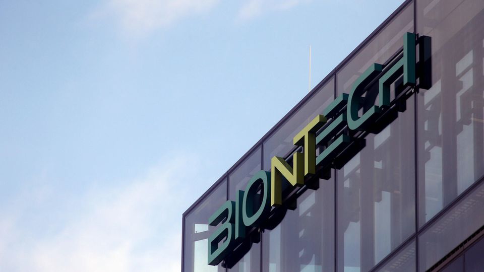 Das Logo an der Biontech Unternehmenszentrale